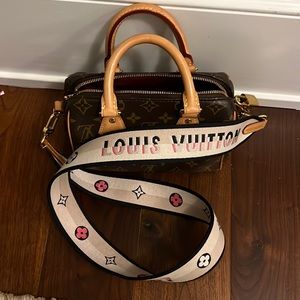 Louis Vuitton speedy with strap